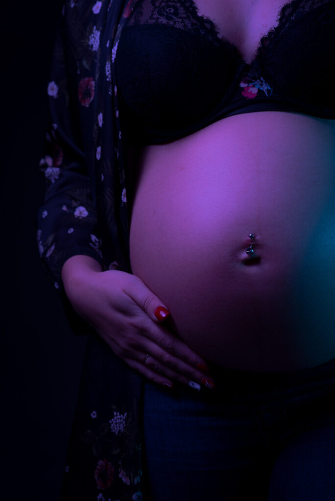 Séance photo de grossesse avec lumière colorée 