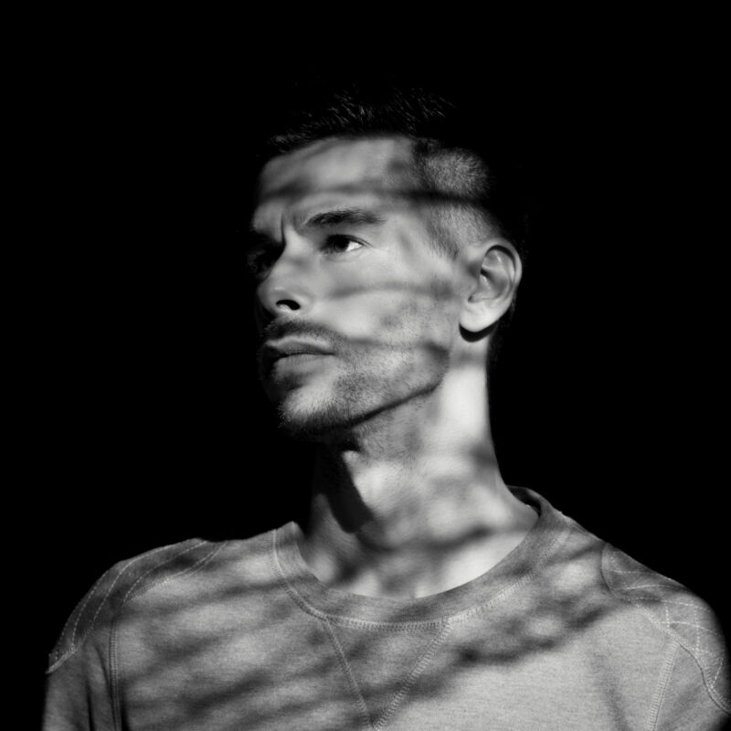 Photographie de portrait homme en noir et blanc
